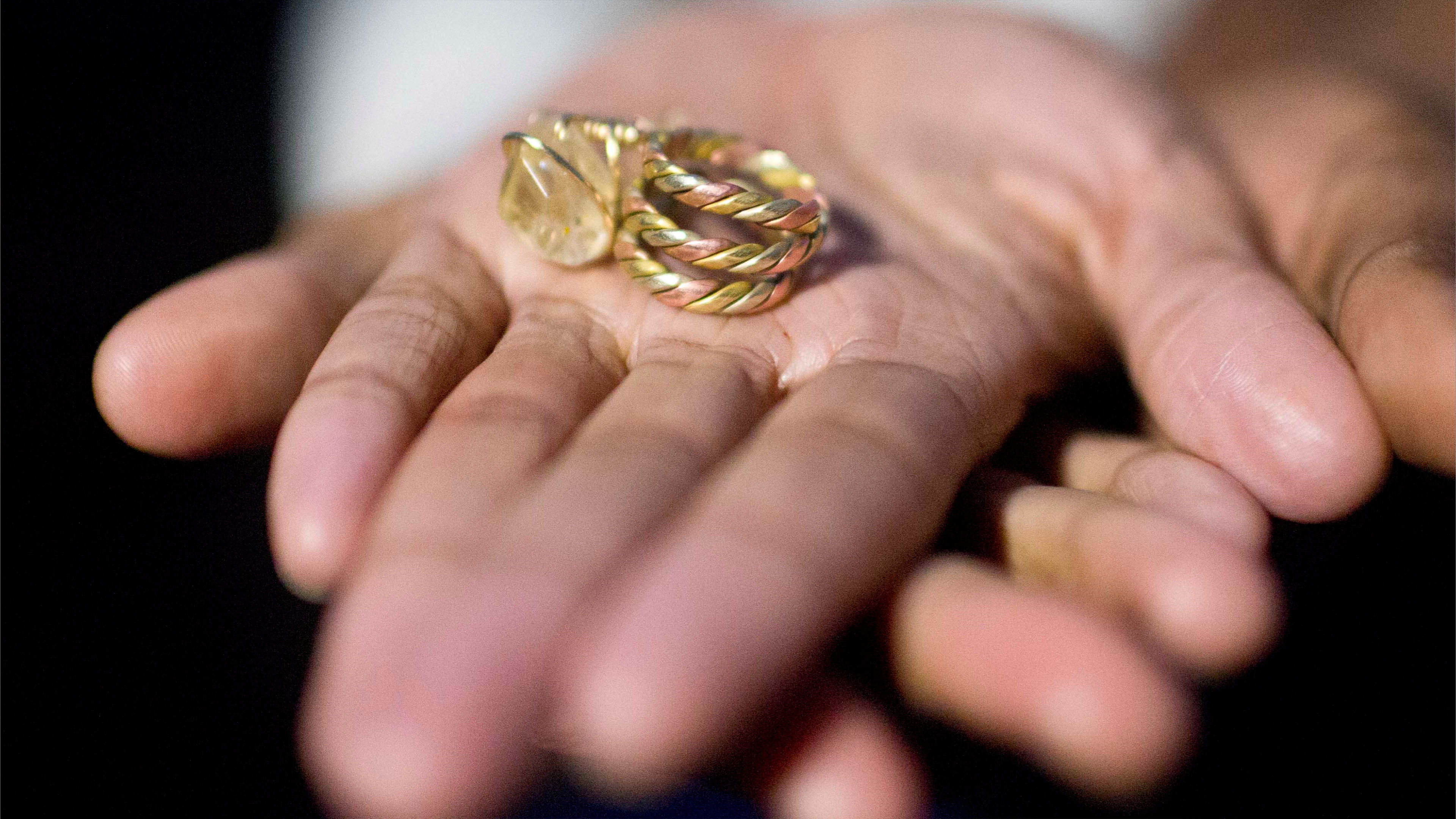 حمّى الذهب في سوريا ما بعد الأسد.. بحثٌ عن الأمل تحت الركام