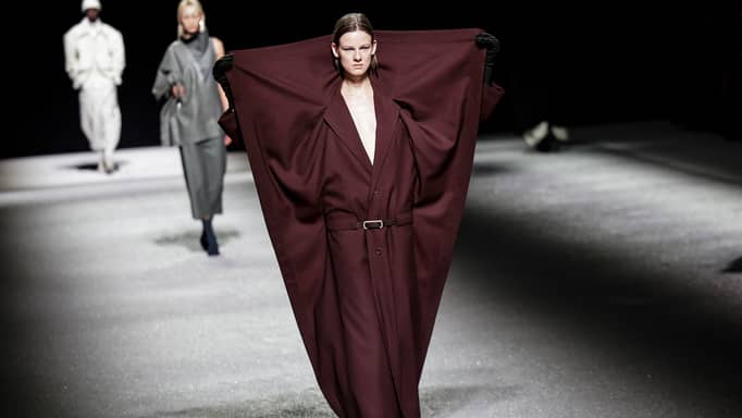 غبار لامع وتصاميم "لم تكتمل".. إرث إيسي مياكي يتجدد في باريس