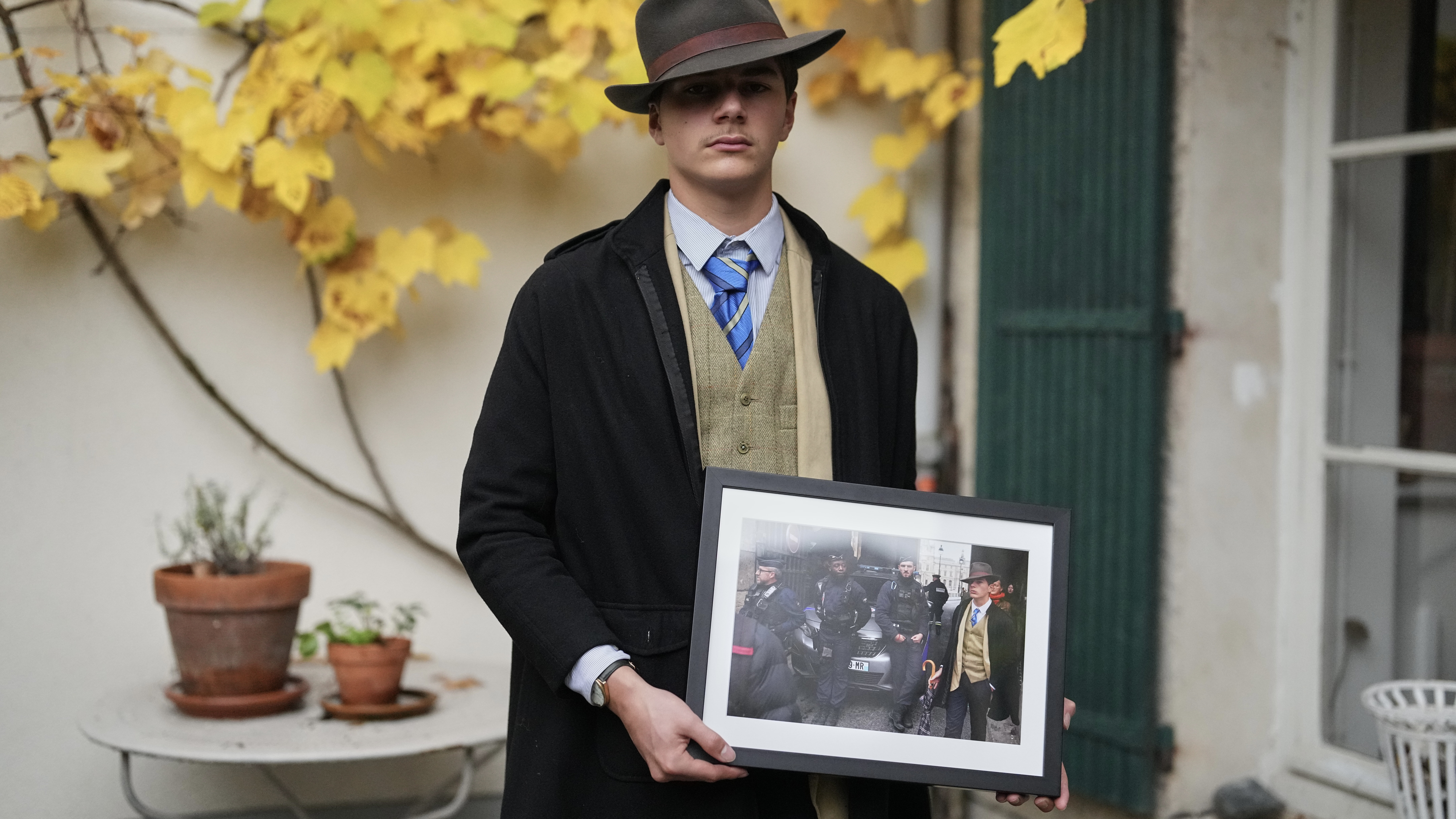 كيف تحوّل "فتى اللوفر" إلى ظاهرة على الإنترنت بـ"قبعة فيدورا"؟