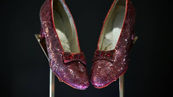 بـ32 مليون دولار.. لمَن يعود أغلى حذاء في العالم؟