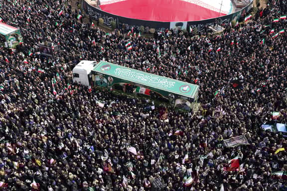 طهران تشيّع قياداتها بهتافات وطبول