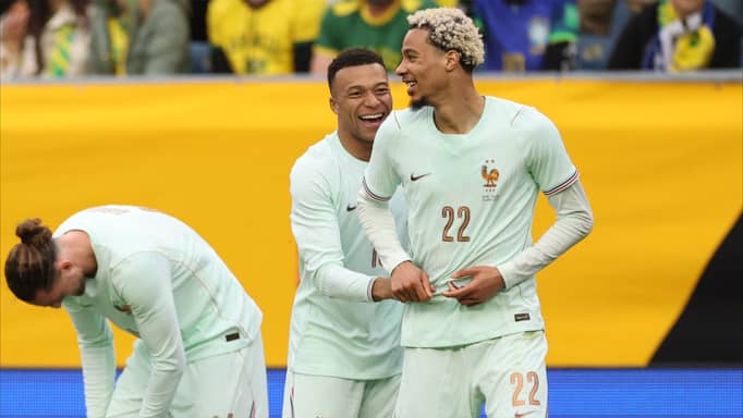 بعد 8 سنوات.. فرنسا تستعيد "قمة العالم"