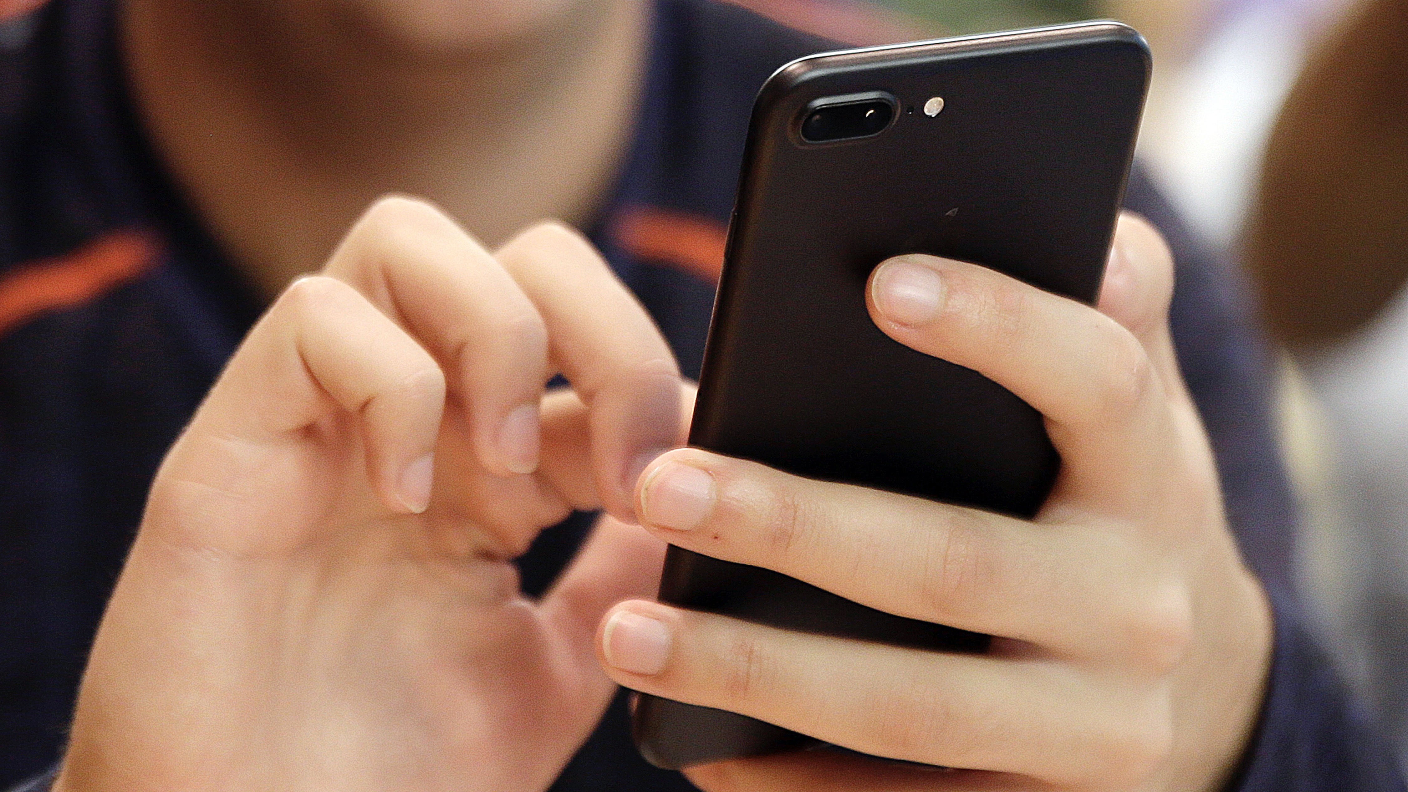 طفلك مع الهاتف؟.. دراسة ترجّح إصابته بالسمنة والاكتئاب مستقبلا