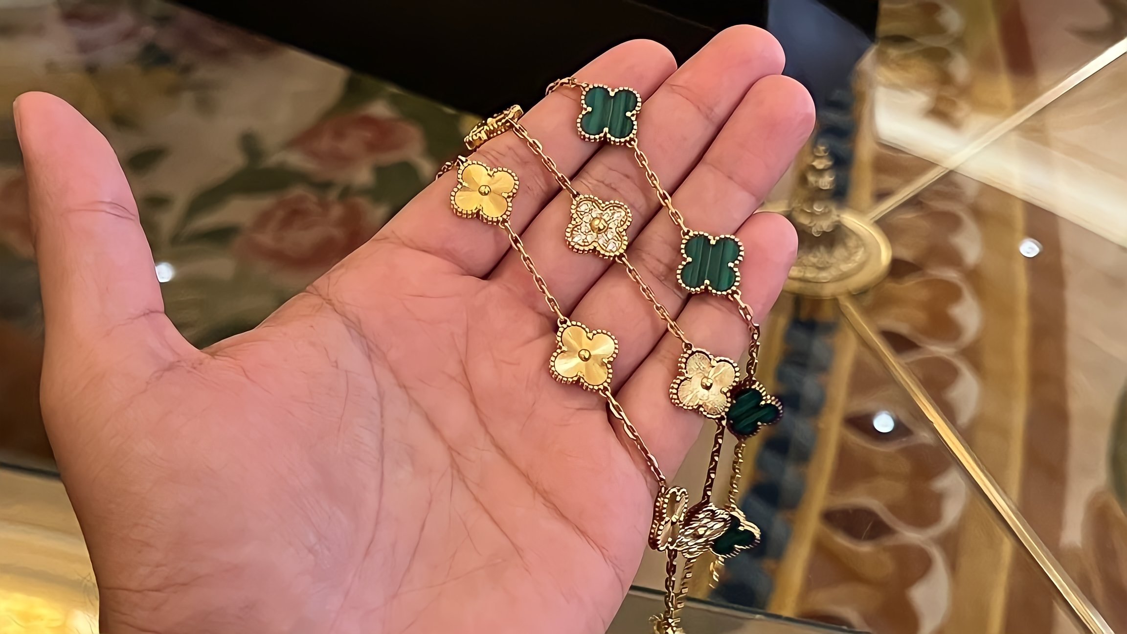 بينهم عمرو دياب ونيمار.. لماذا يرتدي رجال "سوار فان كليف"؟