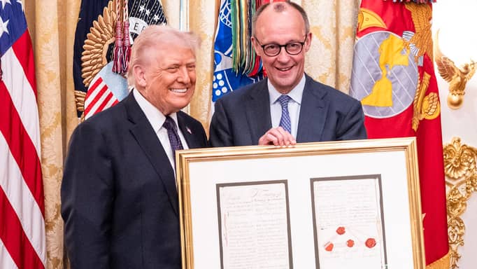 بوثيقة تاريخية.. ميرتس يراهن على "دبلوماسية الهدايا" مع ترامب