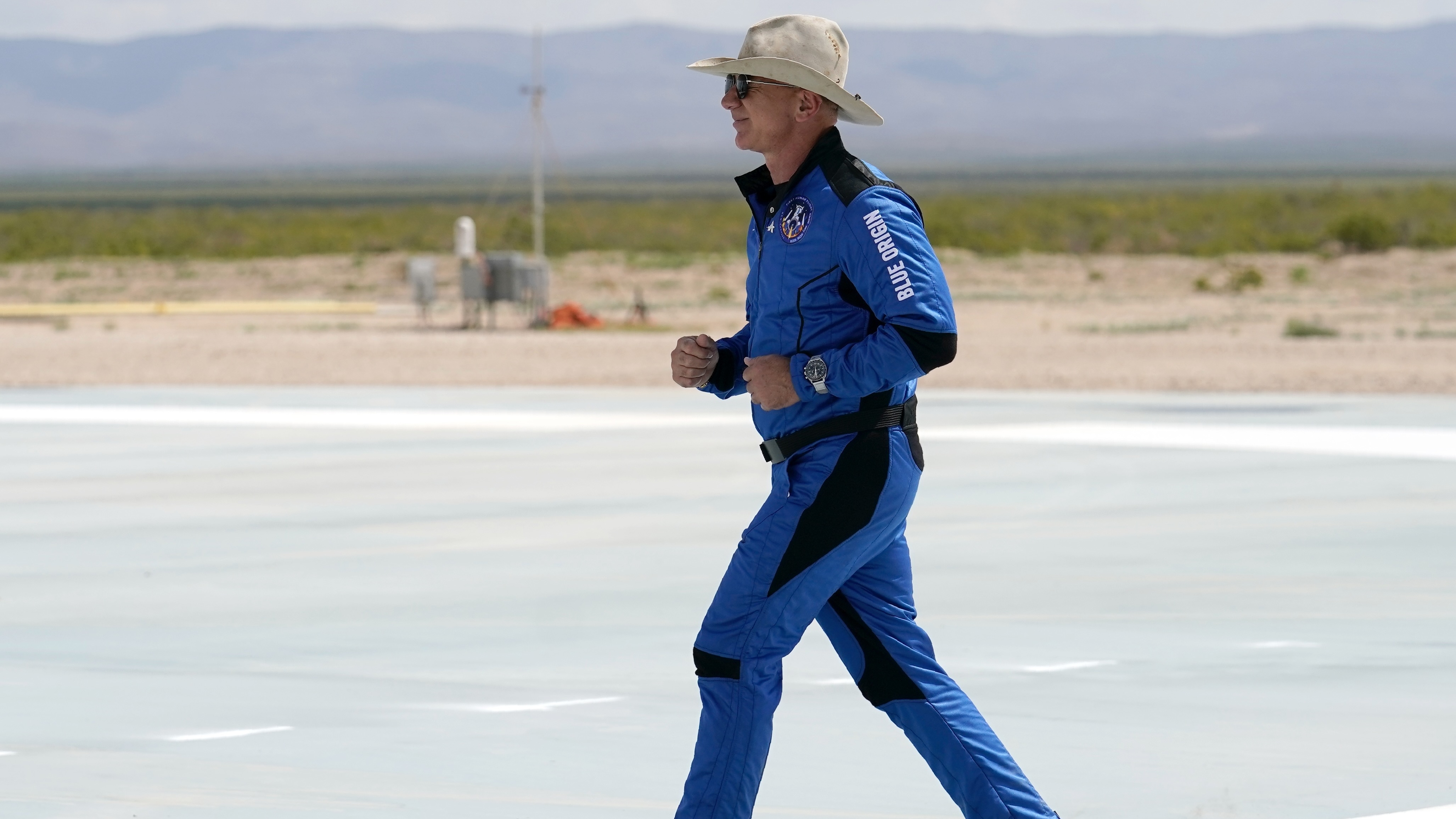 وداعا للسياحة.. بيزوس يطارد ماسك فوق سطح القمر