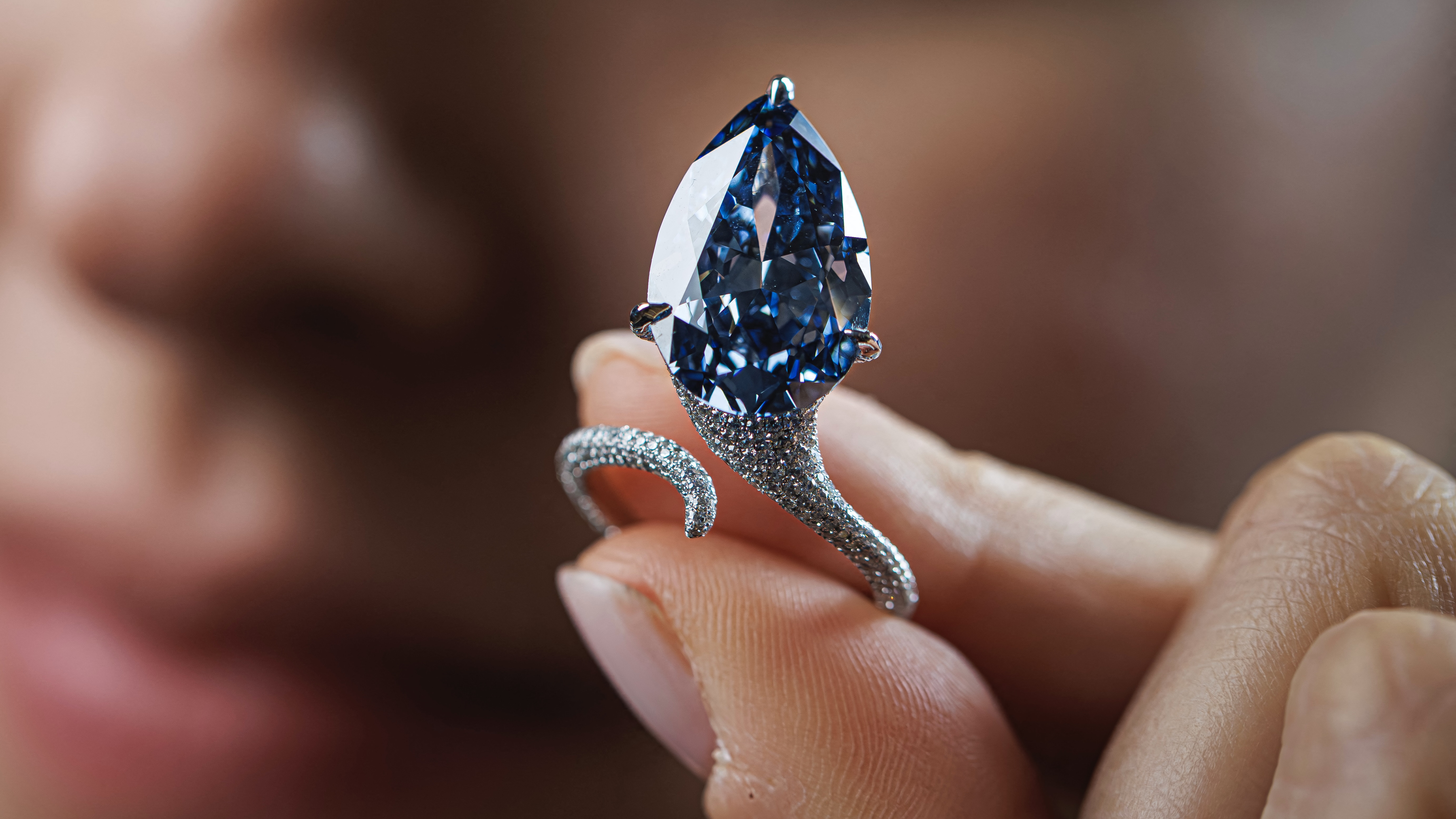 بيع ماسة زرقاء بـ25 مليون دولار.. هل هي الأغلى في العالم؟