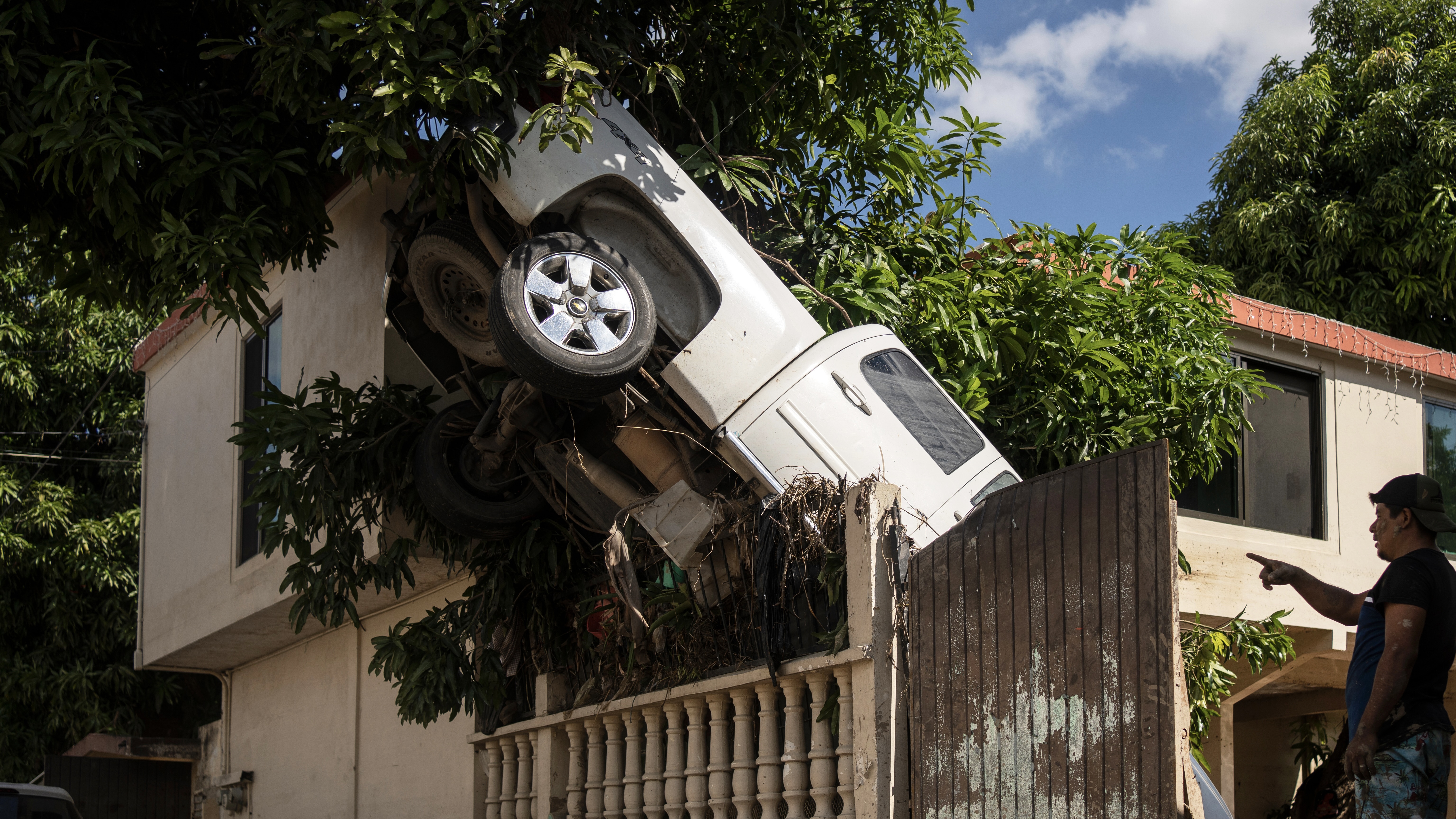 "عربات طائرة".. مشاهد مروعة من عواصف المكسيك