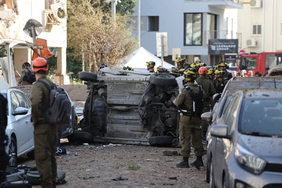 صاروخ بـ4 قنابل يضرب تل أبيب.. وإسرائيل توسّع هجماتها في إيران