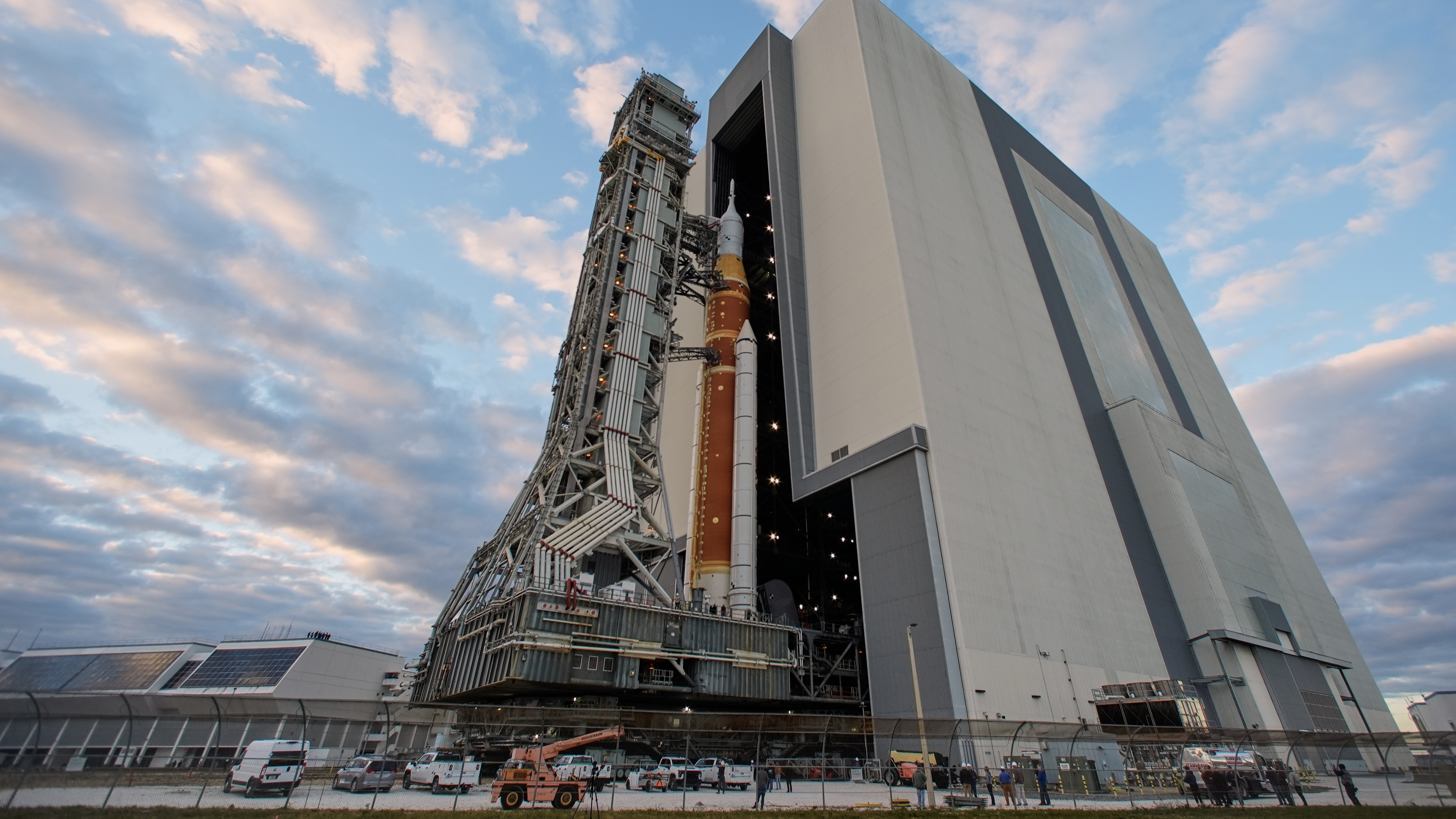 ناسا تستعد للعودة إلى القمر بصاروخ عملاق