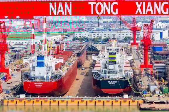 باريس تختبر هدنة واشنطن وبكين قبل زيارة ترامب