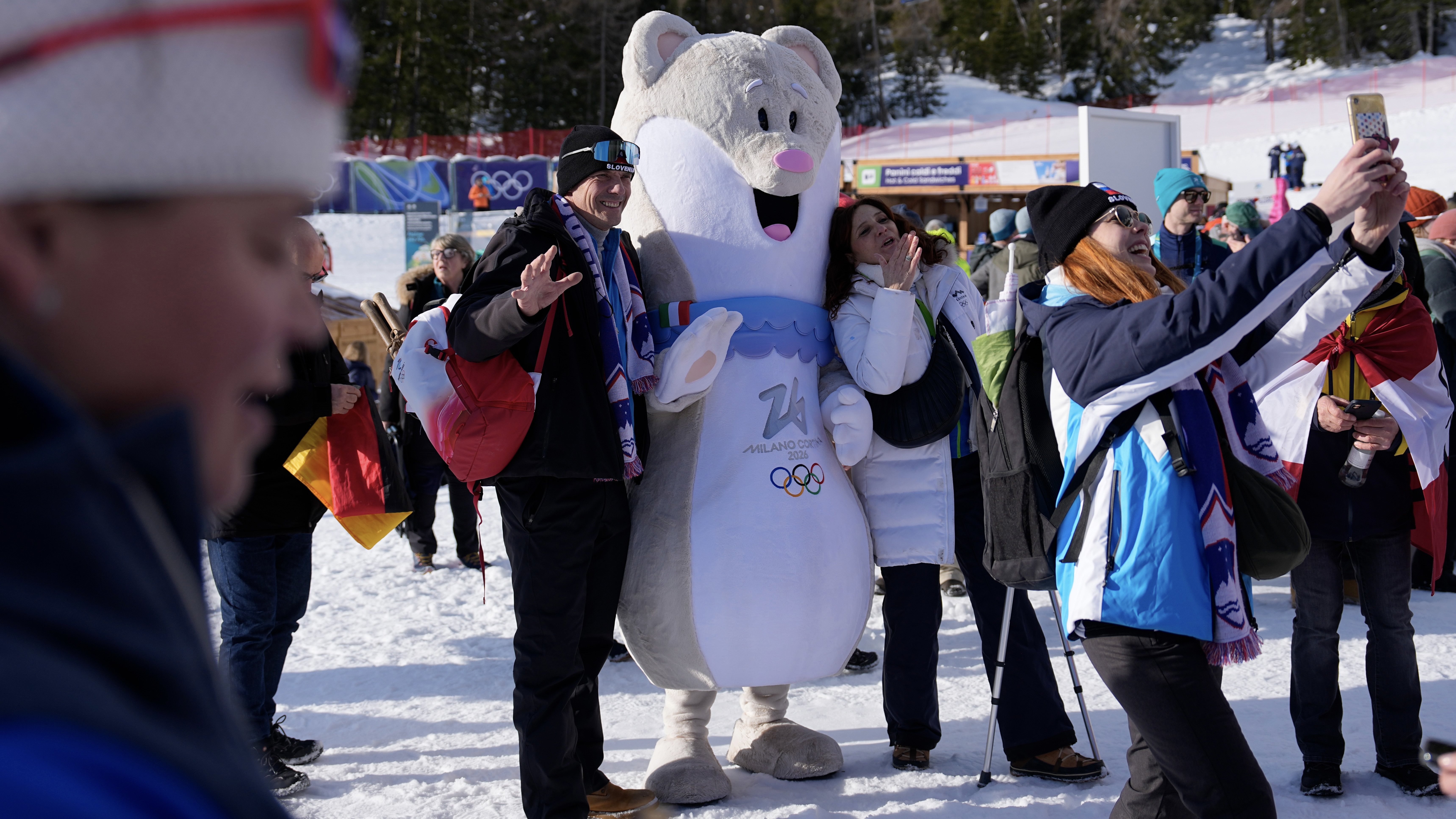 "تميمة ميلانو" تسرق الأضواء في أولمبياد الشتاء