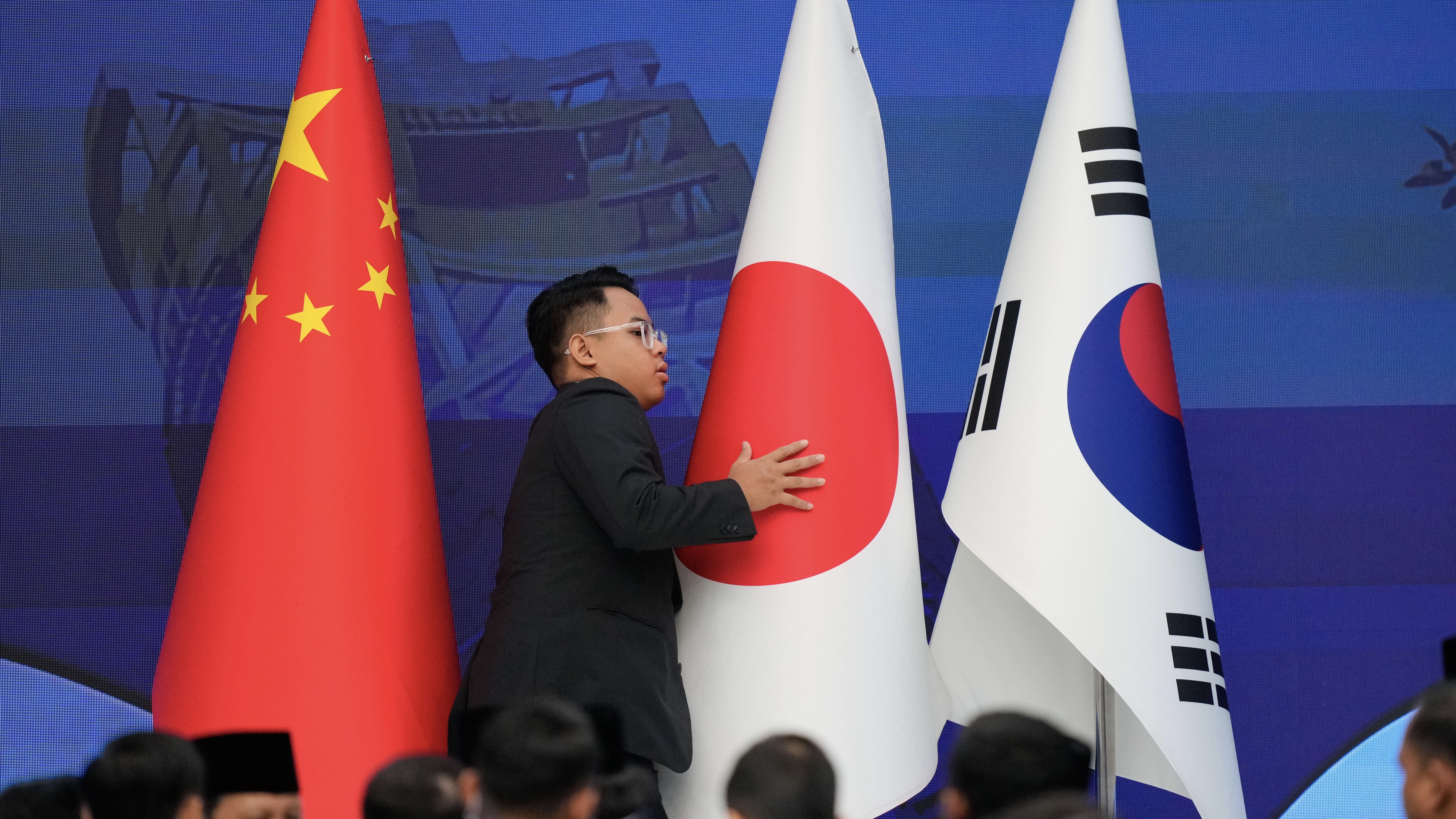 اليابان تحاول مصالحة الصين خوفا على السياحة