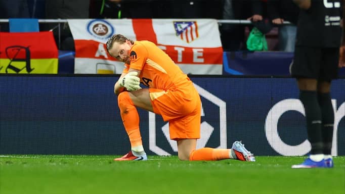 "عاملوه كإنسان".. هارت يدافع عن حارس توتنهام