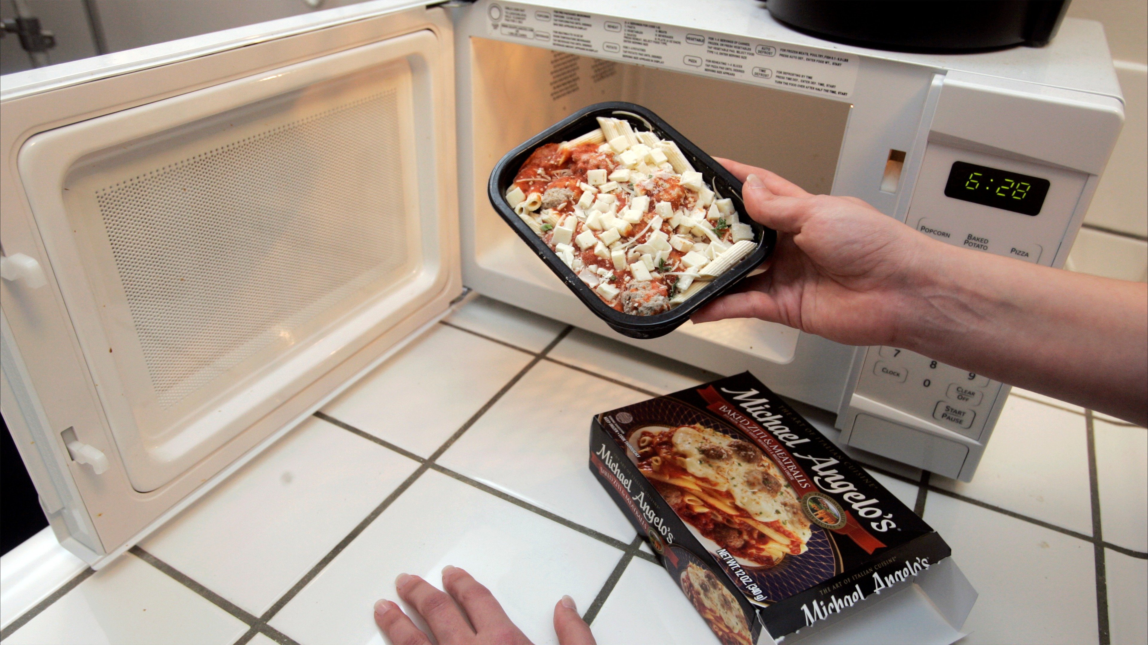 الميكروويف لا يقضي على البكتيريا