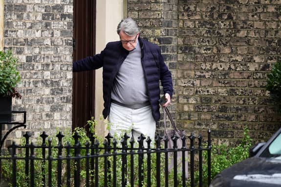 "لورد إبستين".. قصة وزير وسفير كاد أن يطيح بحكومة ستارمر