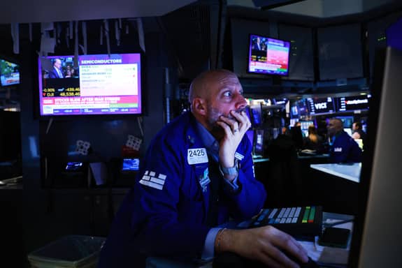 الشحن يطير وخوف أوروبي.. الدولار يقوى والذهب يلمع