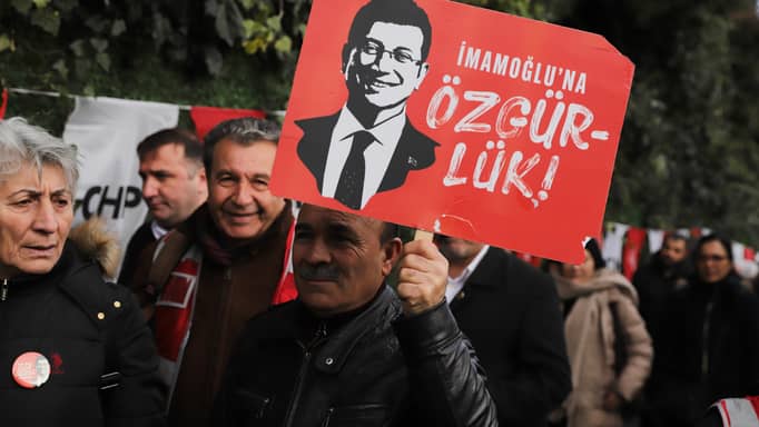 بـ2000 عام في السجن.. بدء محاكمة "منافس أردوغان"