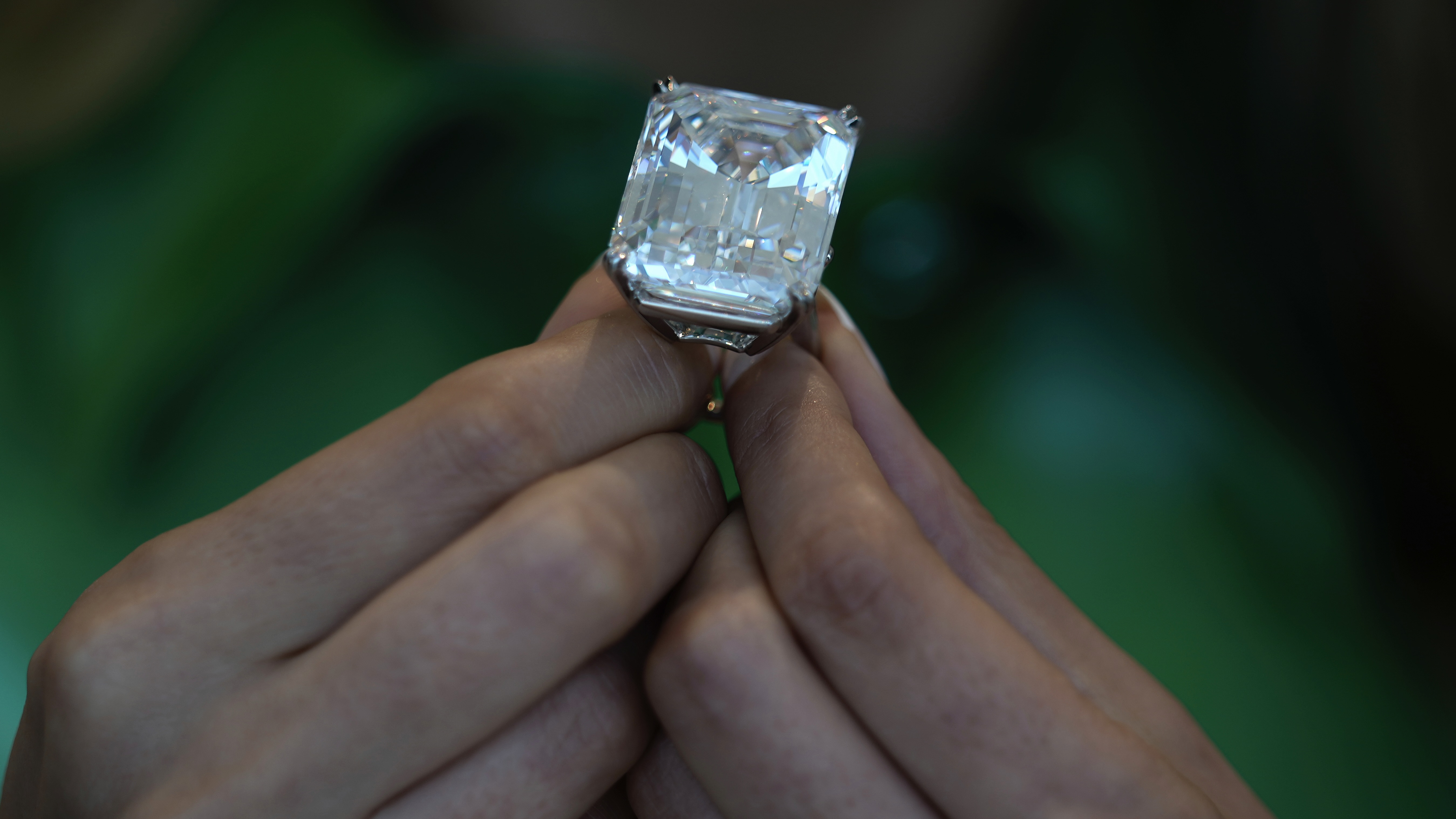 بريق باهت.. كيف كسر الشباب سطوة إمبراطورية الألماس الطبيعي؟