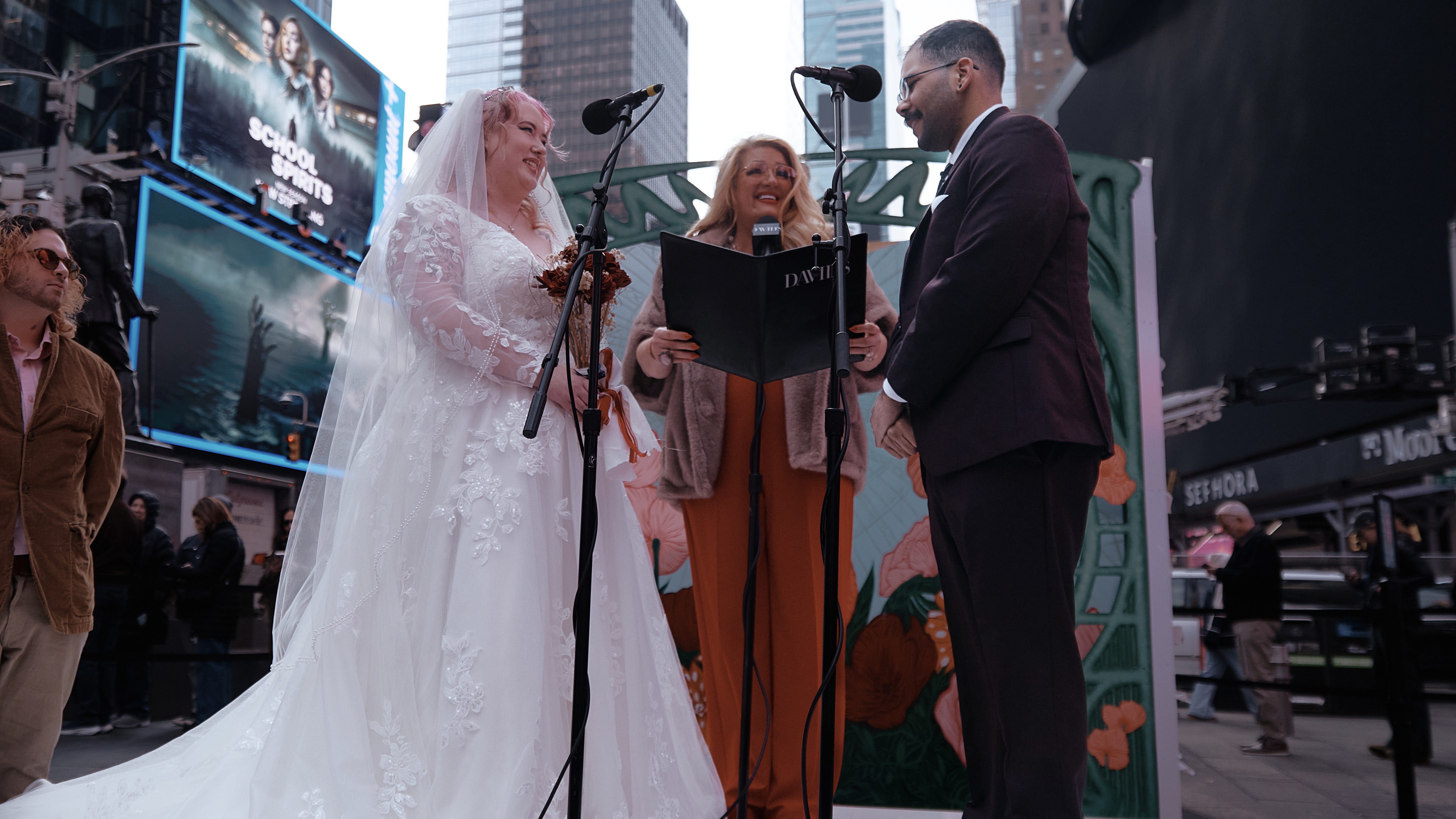 أكثر من مجرد ميدان.. "تايمز سكوير" يتحول إلى منصة زفاف