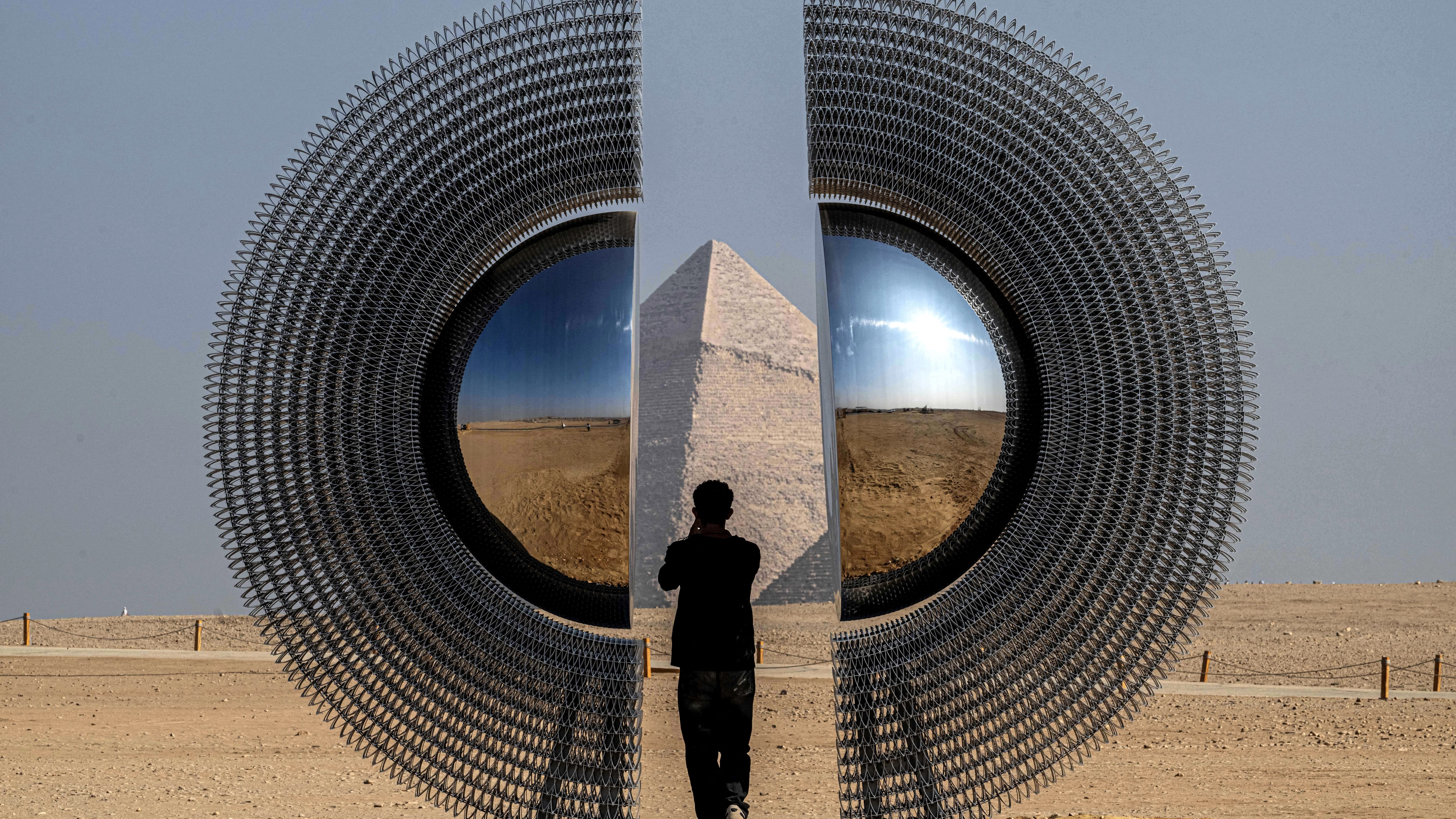 أحجار ومرايا عملاقة.. ماذا تكشف الأعمال الفنية أمام الأهرام؟