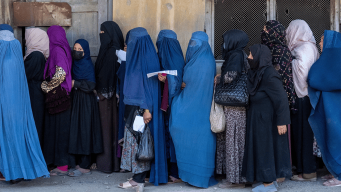 طالبان تقنن العنف ضد النساء.. عقوبة الجمل أشد من كسر ذراع زوجة