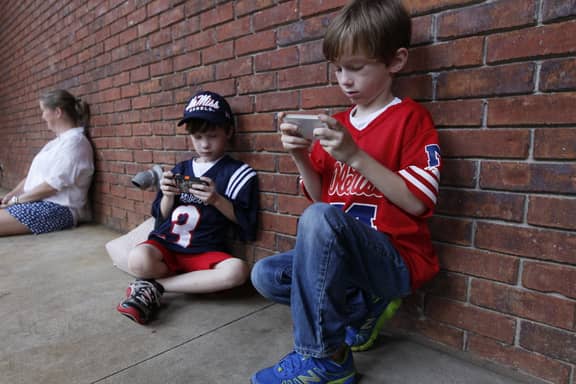 بريطانيا تدرس حظر على استخدام الأطفال لوسائل التواصل