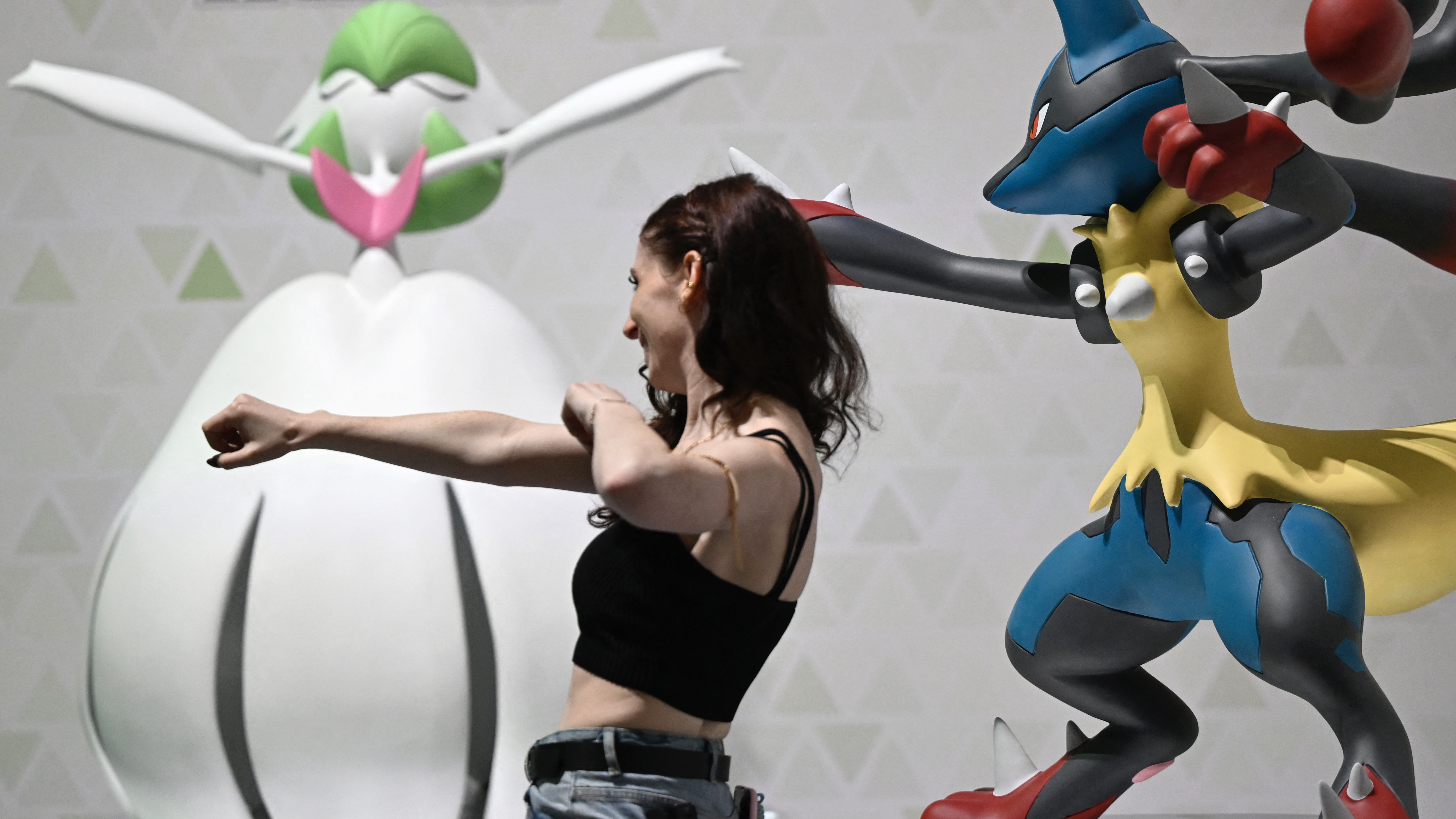 "بوكيمون" تجري في شوارع باريس وتعيد السحر إلى السلسلة