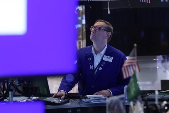 توقعات الفائدة والرسوم تقسم الأسواق