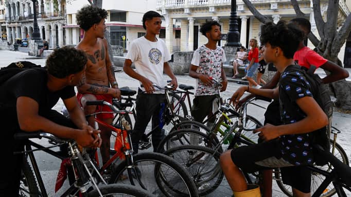 كوبا تعود إلى عصر الدرّاجات بعد "جفاف نفط فنزويلا"