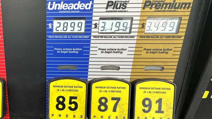 حرب إيران "تشعل" جيوب السائقين في أميركا وأوروبا