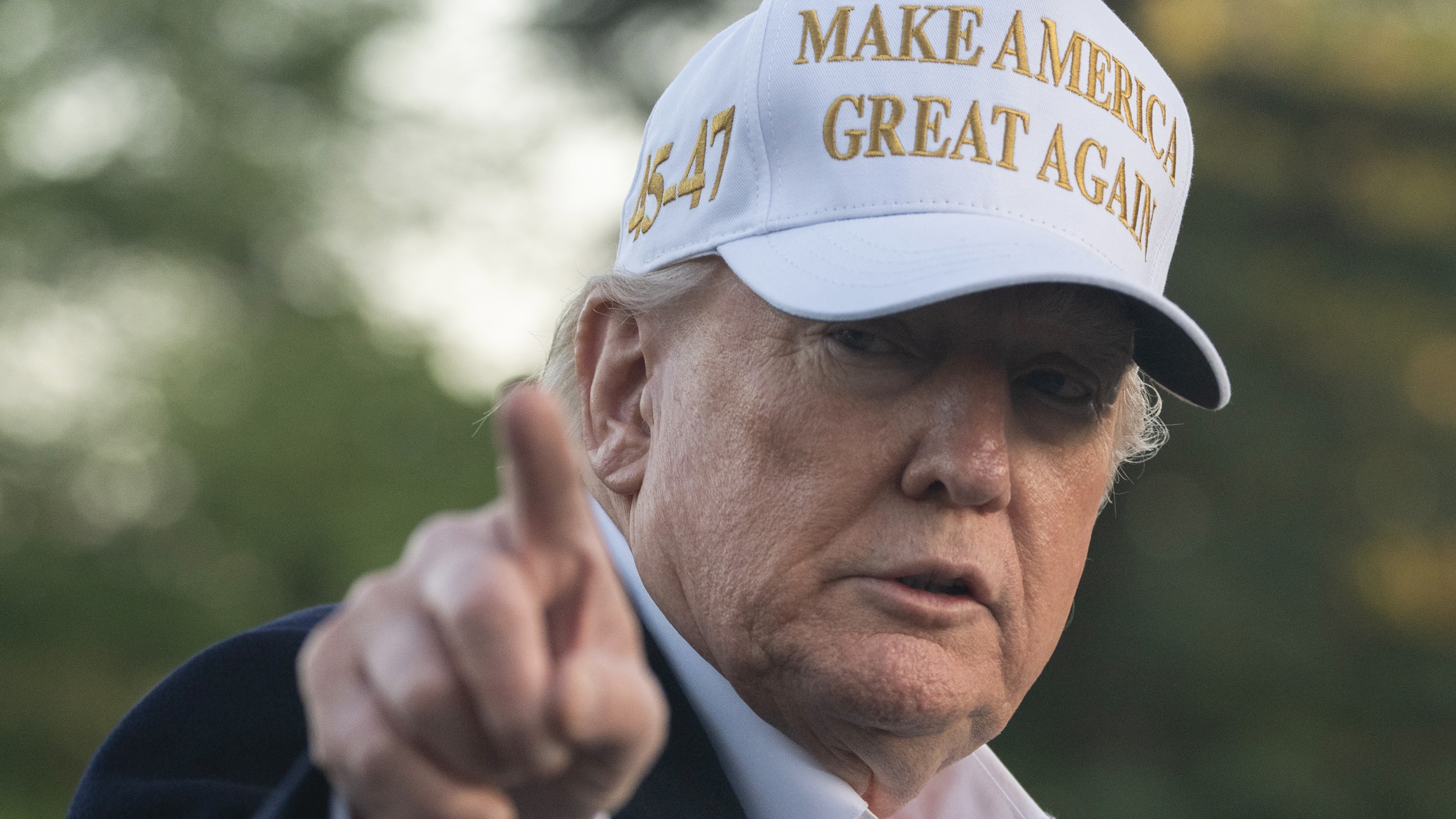 ترامب يضرب "التصويت البريدي" بـ"الهوية الورقية"