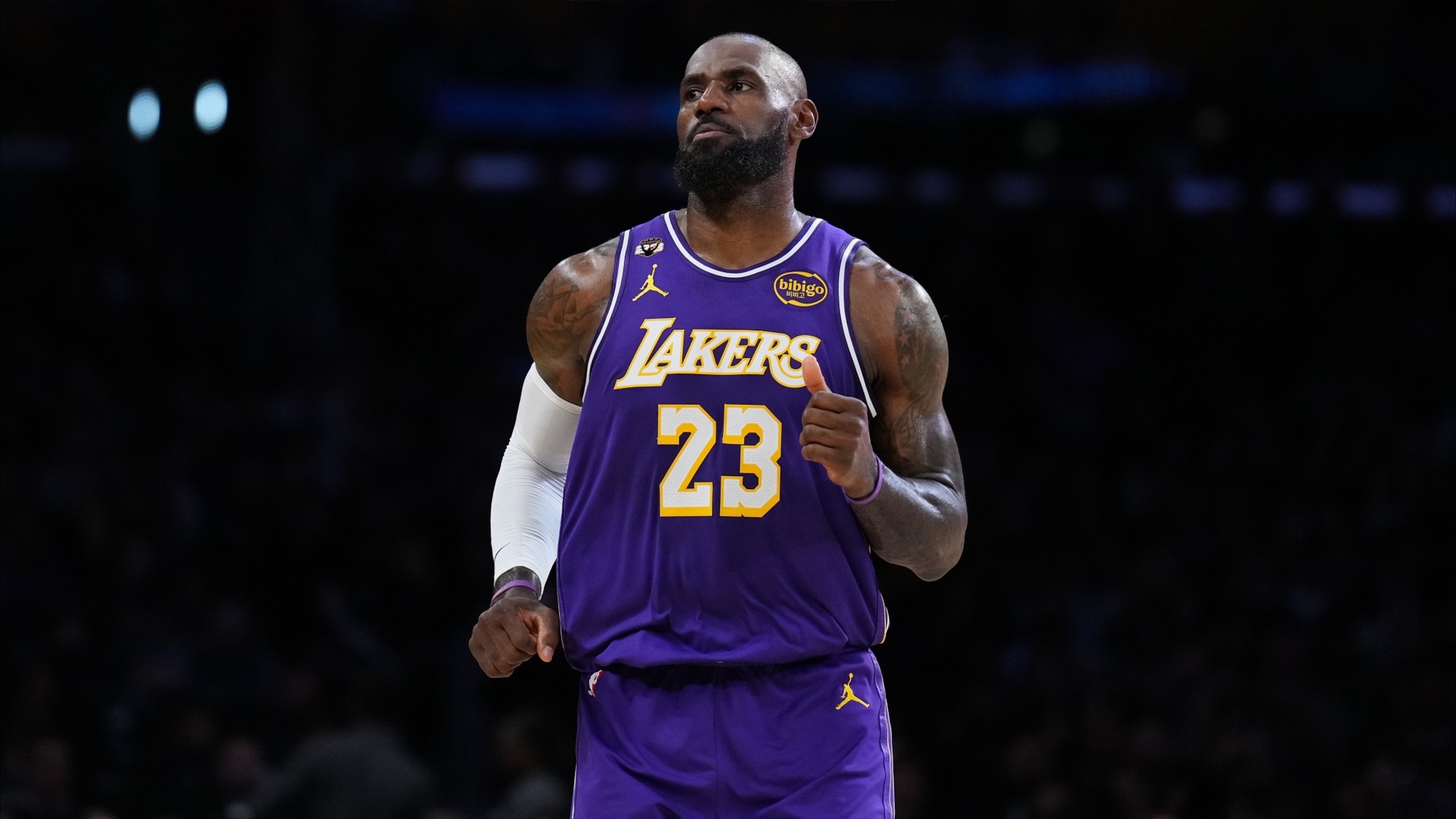 ليبرون جيمس يواصل كتابة التاريخ في NBA