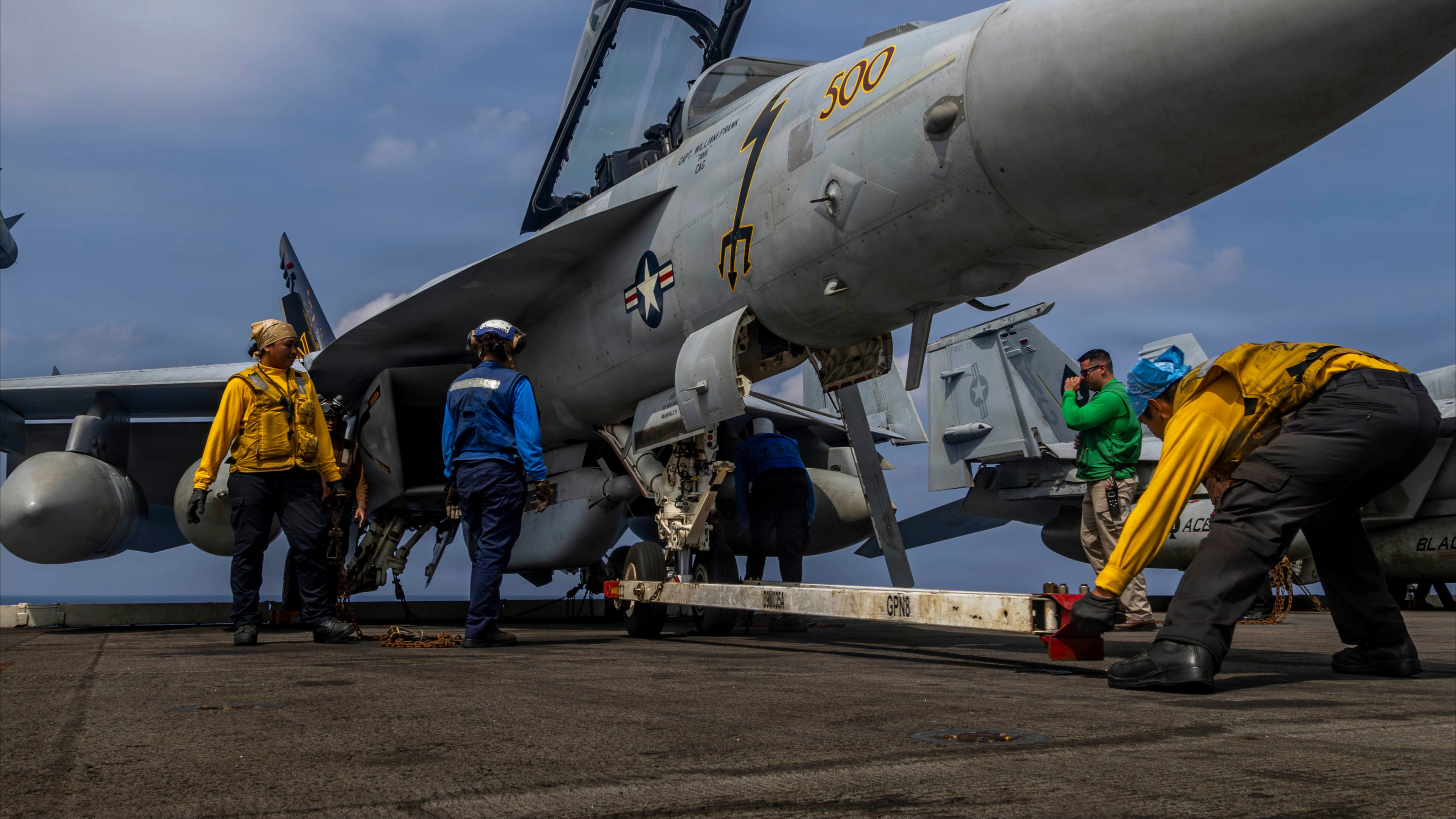 "لينكولن" قبالة إيران.. ضربة تشعل المنطقة أم اتفاق؟