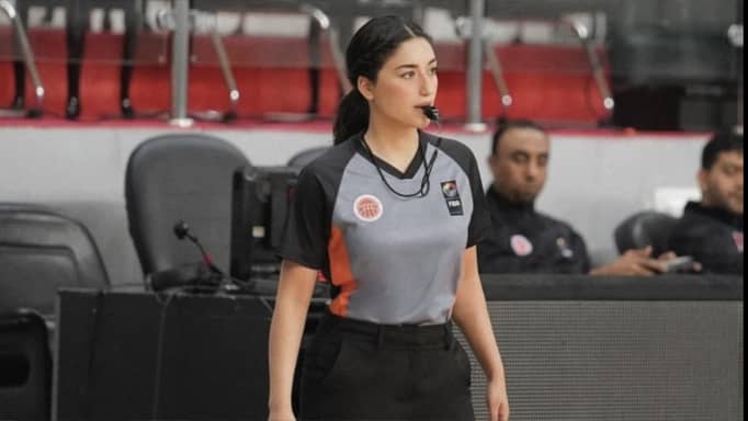 رحلة فاطمة من لعب السلة إلى تحكيمها