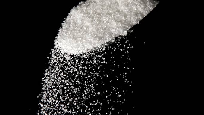 "التحلية المُرة".. قطار النفط يدهس أسعار السكر