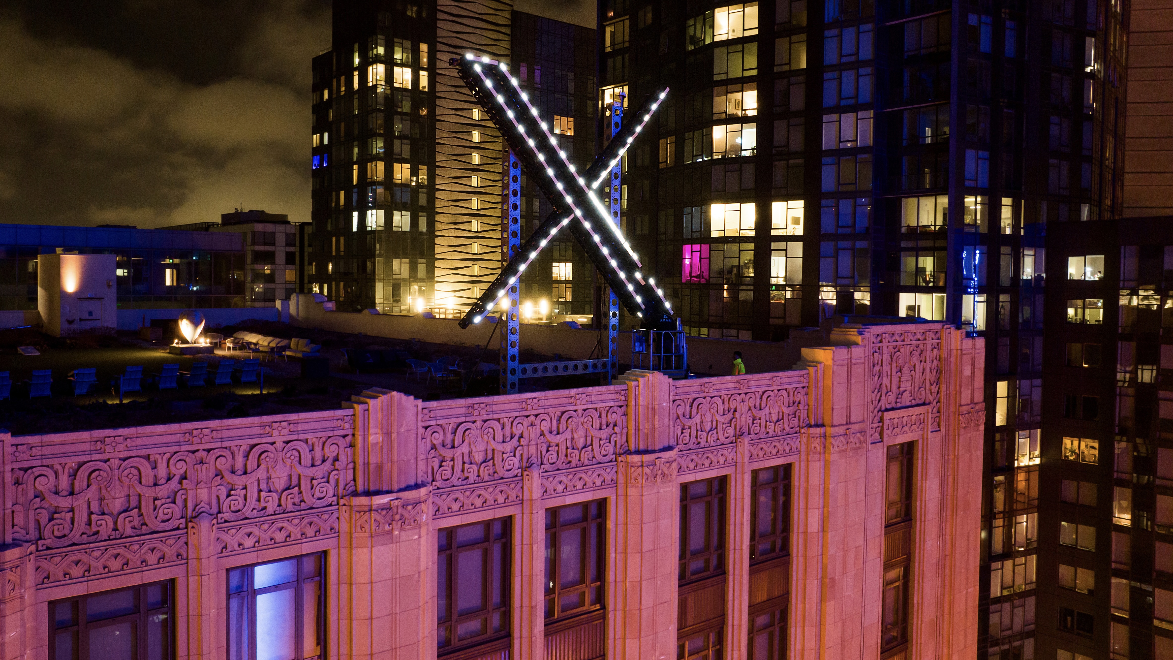 لا يزال خطرا.. "غروك" يتجاهل التحذيرات وينتج صورا فاضحة