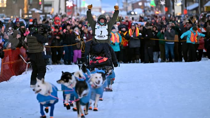 شرائح لحم للأبطال.. هولمز وكلابه يتربعون على عرش ماراثون الـ1000 ميل