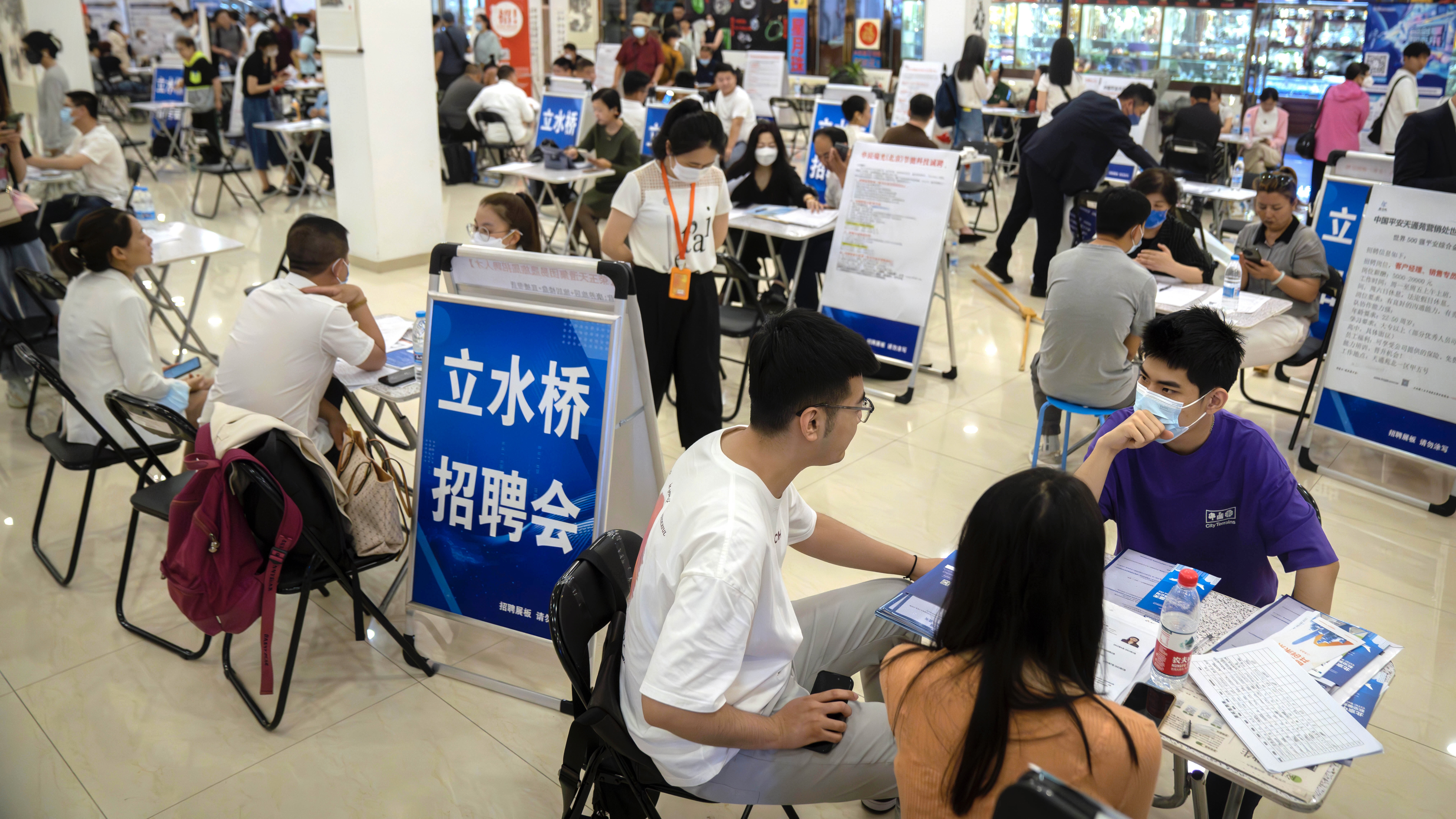 خبيرة اقتصاد تدافع عن جيل زد ضد الصورة النمطية: الأكثر عملا