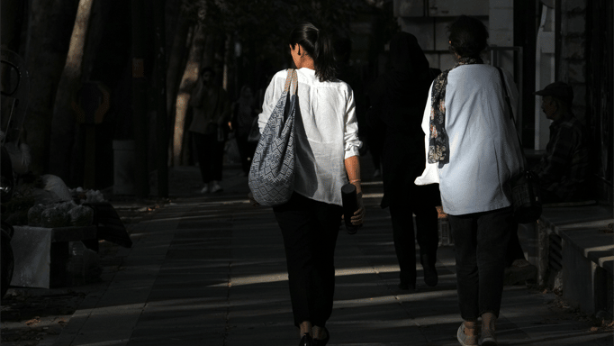 إيران توقف تنفيذ قانون الحجاب