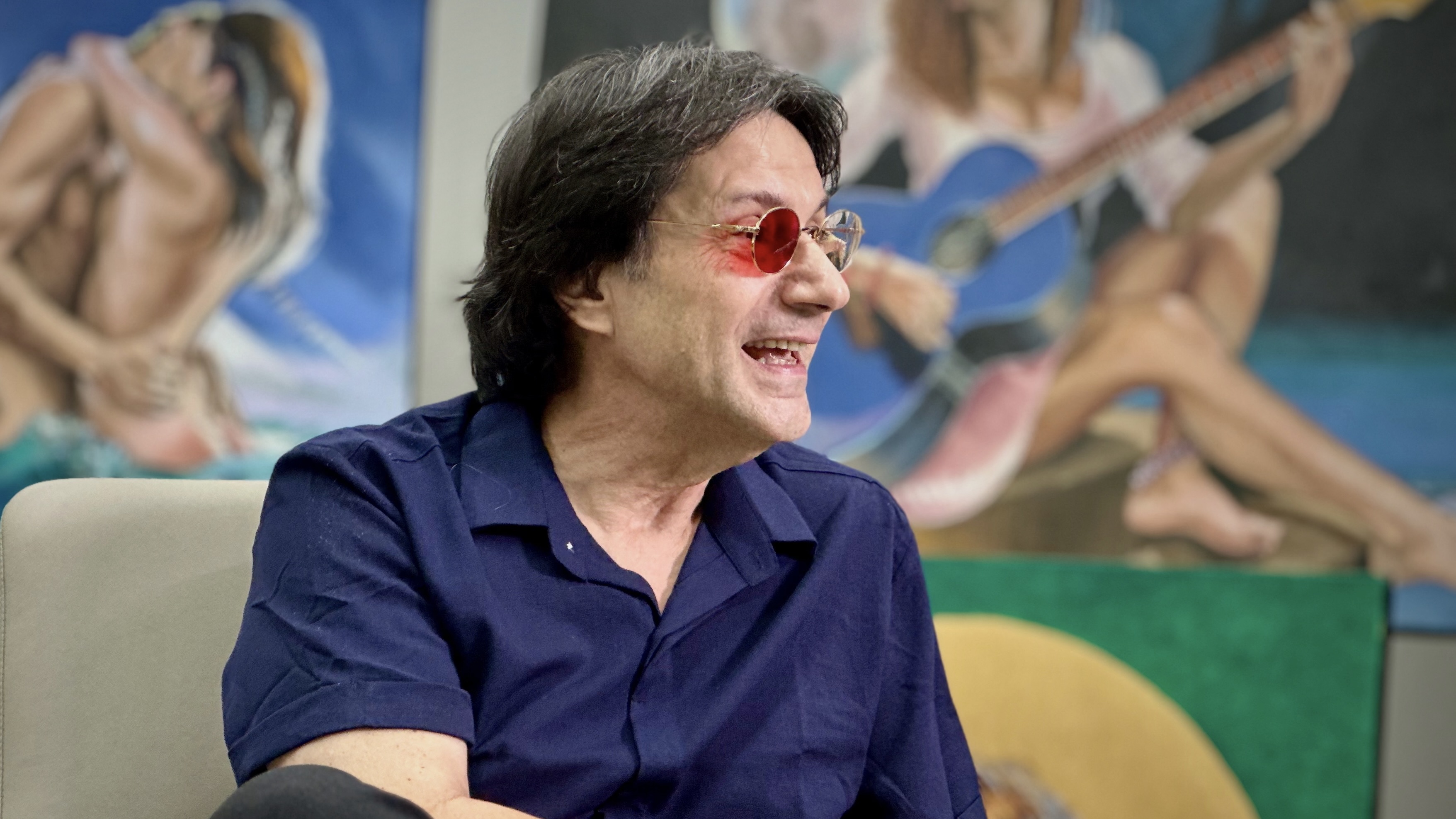 فنان "الحمار الأحمر".. "عمى الألوان" لم يمنع دافيلا من رسم الجَمال