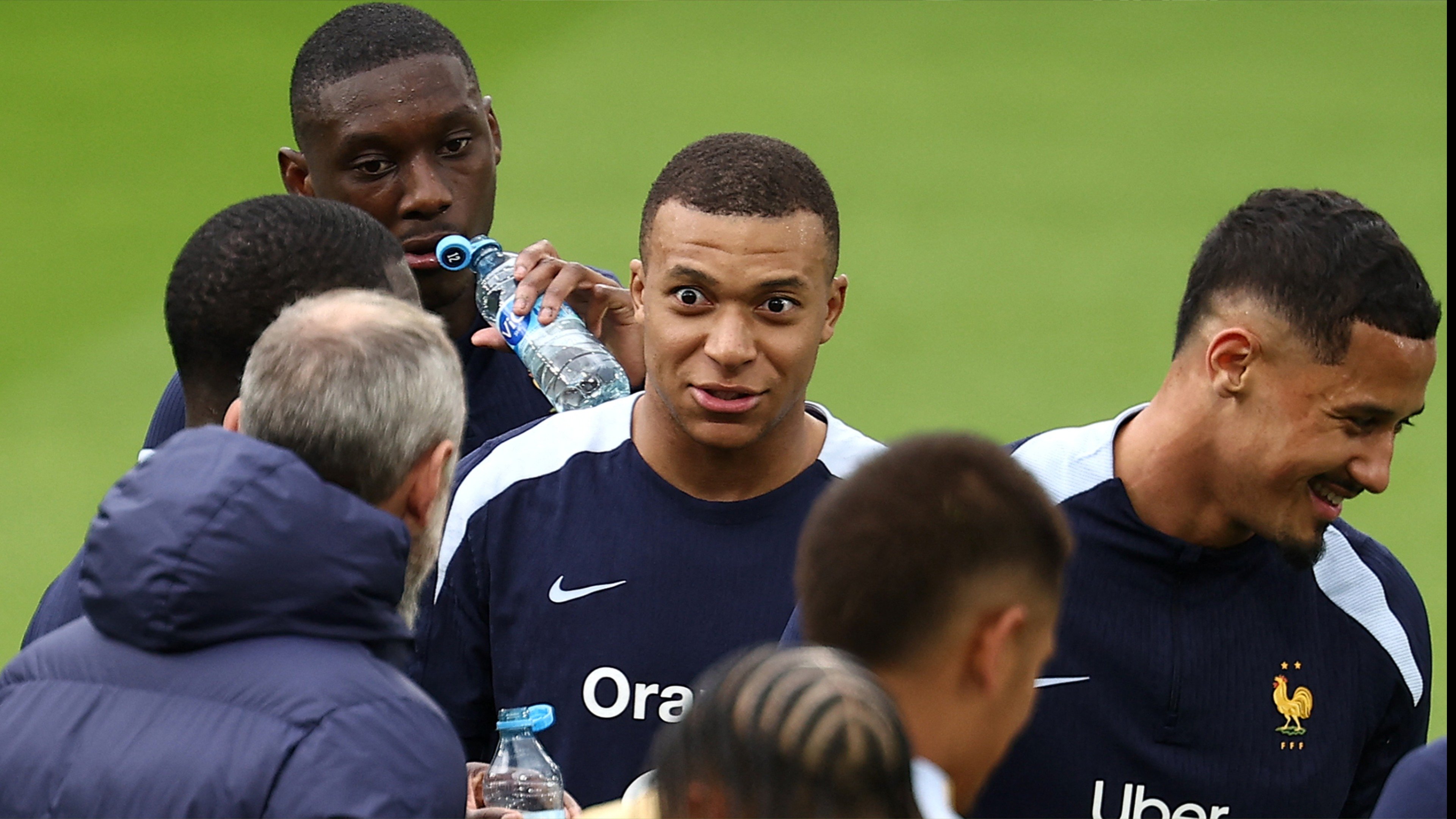 هل يدفع المنتخب الفرنسي ثمن عداوته لليمين المتطرف؟