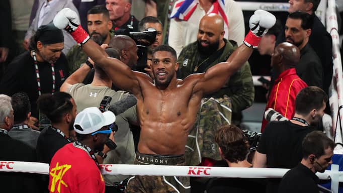 جوشوا يعود للأضواء في لندن بعد نجاته بأعجوبة من الموت