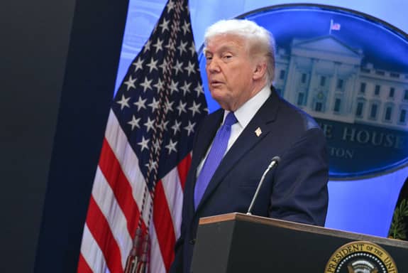 ترامب يلتفّ على المحكمة.. رسوم 10% تعود عالميًا