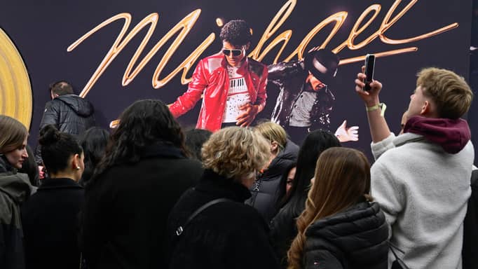 عشّاق "مايكل" يغزون برلين.. فيلم "ملك البوب" يطارد المليار دولار
