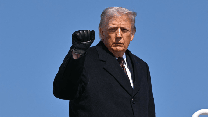 طوارئ انتخابية بذريعة الصين.. هل يختطف ترامب التصويت؟