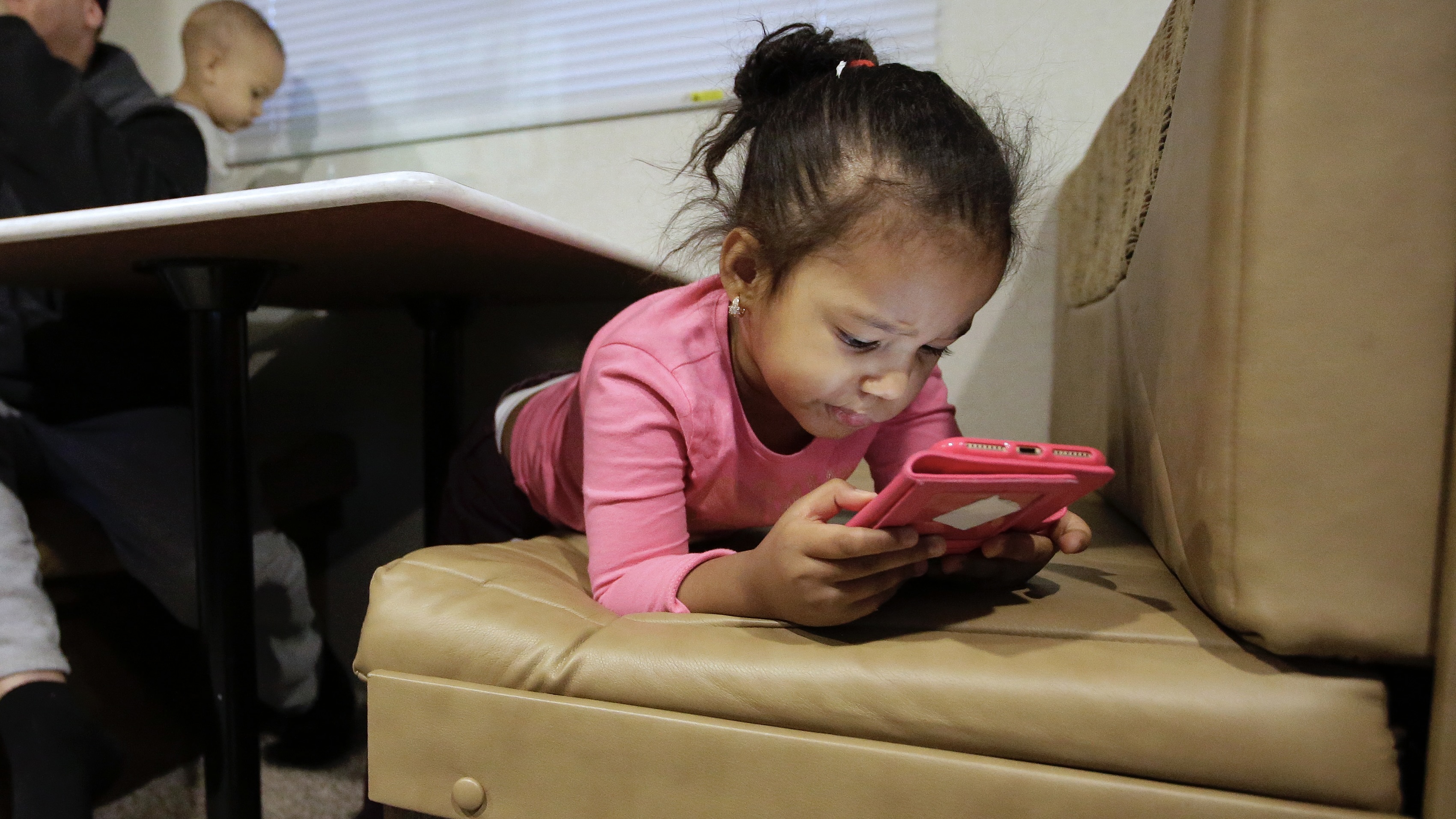 لا سوشيال ميديا للأطفال.. فرنسا تنضم إلى "تحالف حماية الصغار"