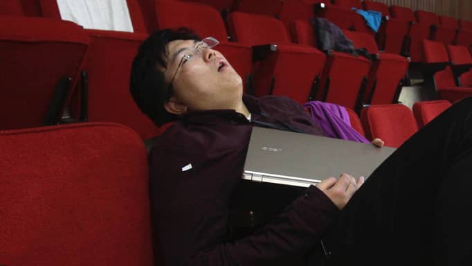 "جيل زد" في فخ الضغط النفسي.. هل فشل العمل المرن في إنقاذهم؟