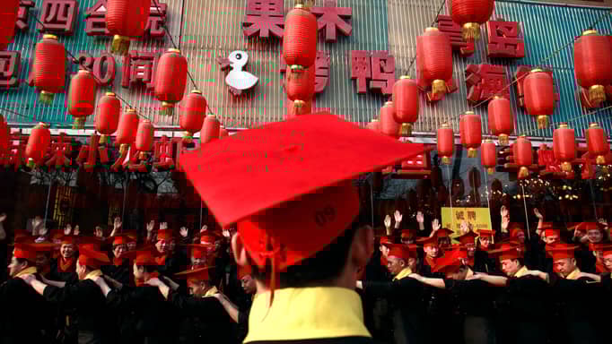 "اخرجوا واستمتعوا".. جامعة صينية تأمر طلابها بالرومانسية