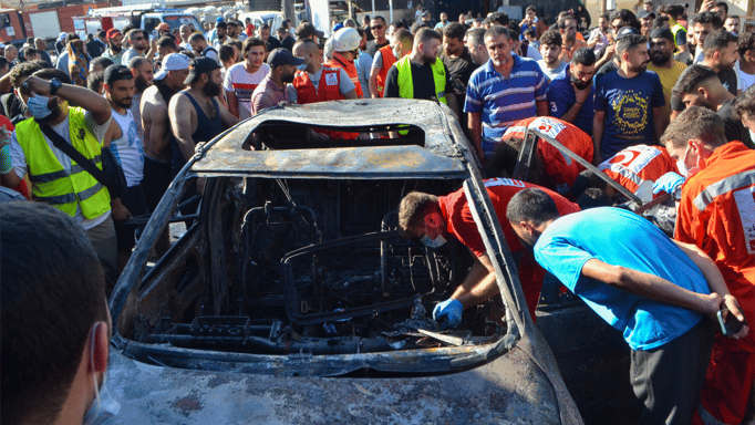 غارات في جنوب لبنان ومقتل شخص.. واليونيفيل تُرشق بالحجارة